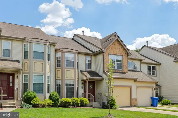 100 SANDHURST DR, Mount Laurel, NJ 08054