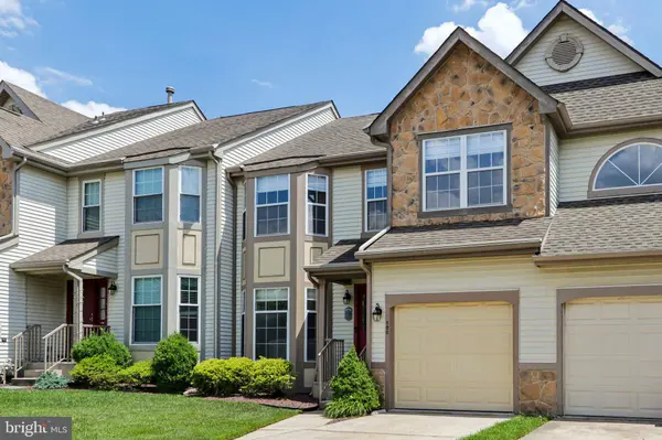 100 SANDHURST DR, Mount Laurel, NJ 08054
