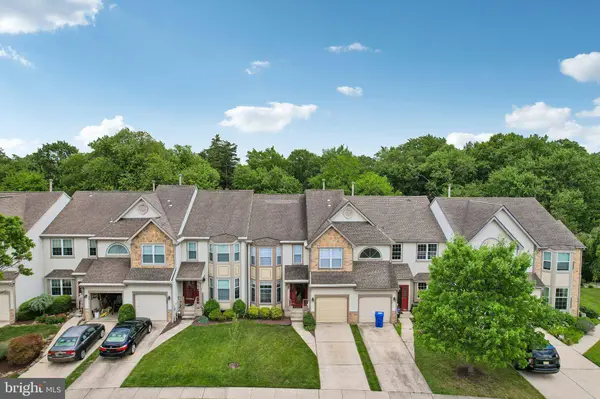 100 SANDHURST DR, Mount Laurel, NJ 08054
