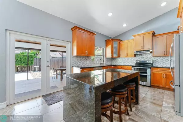 15541 S Roundtable Rd, Davie, FL 33331