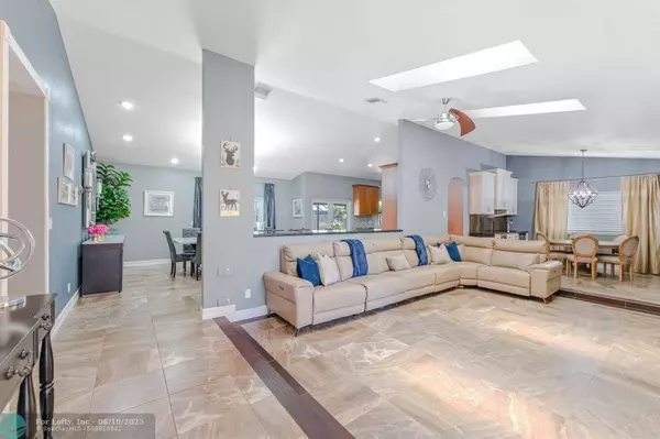 15541 S Roundtable Rd, Davie, FL 33331