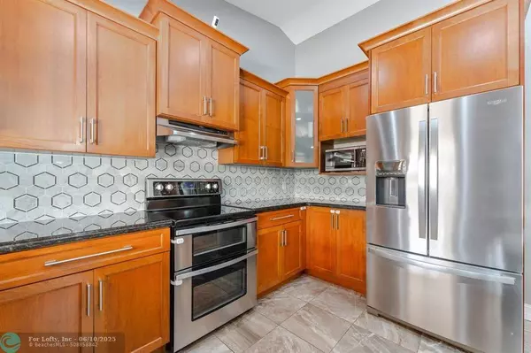 15541 S Roundtable Rd, Davie, FL 33331