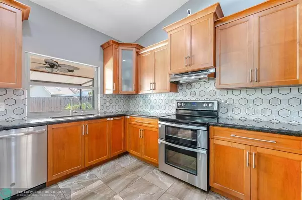 15541 S Roundtable Rd, Davie, FL 33331