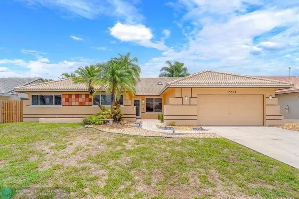 15541 S Roundtable Rd, Davie, FL 33331