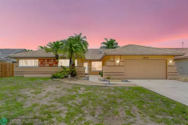 15541 S Roundtable Rd, Davie, FL 33331