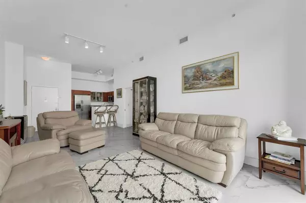 [StreetName,UnitNumber,StreetNumber,StreetDirPrefix], Miami, FL 33131