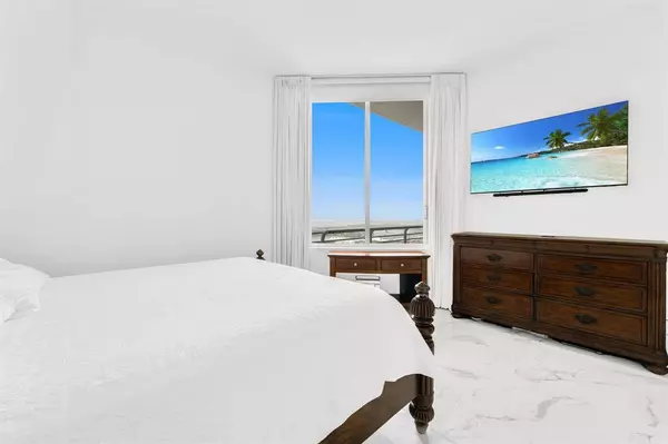 [StreetName,UnitNumber,StreetNumber,StreetDirPrefix], Miami, FL 33131