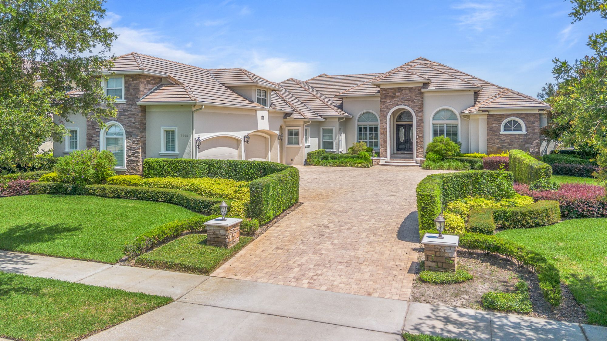 Luxury lakefront mansion in Windermere Orlando representing high-end real estate for cash buyers.