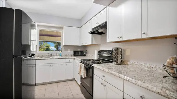 5651 Lido St, Orlando, FL 32807 - Kitchen