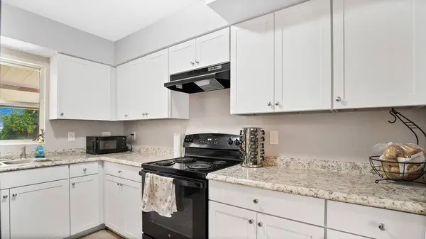 5651 Lido St, Orlando, FL 32807 - Kitchen