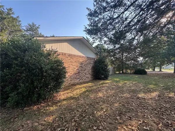 725 Spruce St, Healing Springs, AR 72545