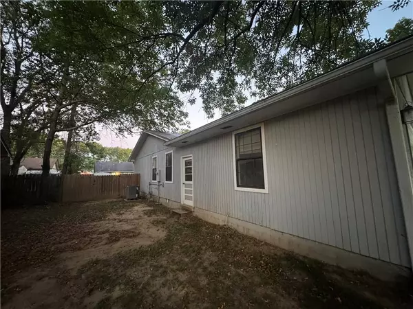 15 Overlook Dr, Searcy, AR 72143