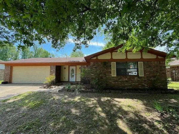 2106 E 15th St, Russellville, AR 72802