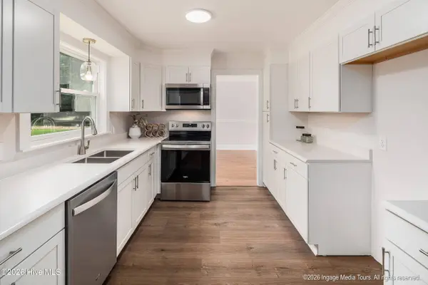 696 Laurie Ellis RD, Winterville, NC 28590