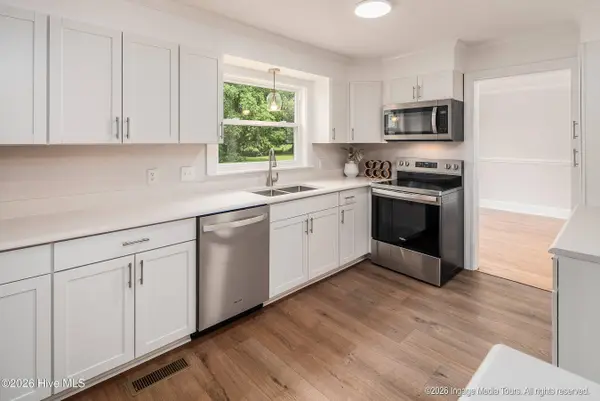 696 Laurie Ellis RD, Winterville, NC 28590