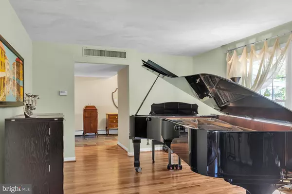 9 COOPER RUN DR, Cherry Hill, NJ 08003