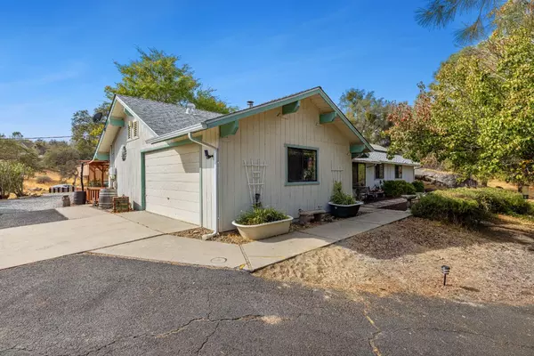 30674 Titan Dr, Coarsegold, CA 93614-9182