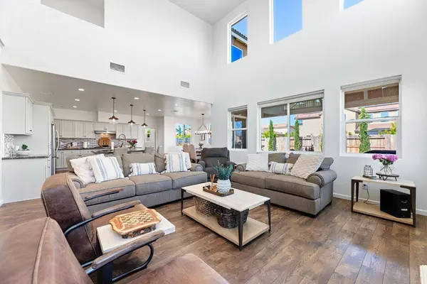 1006 La Canada AVE, Clovis, CA 93619