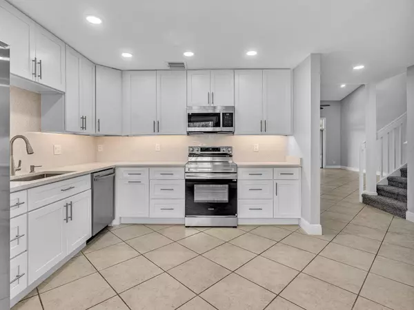 10727 Lake Shore DR, Wellington, FL 33414