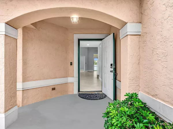 10727 Lake Shore DR, Wellington, FL 33414