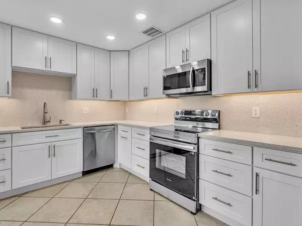 10727 Lake Shore DR, Wellington, FL 33414