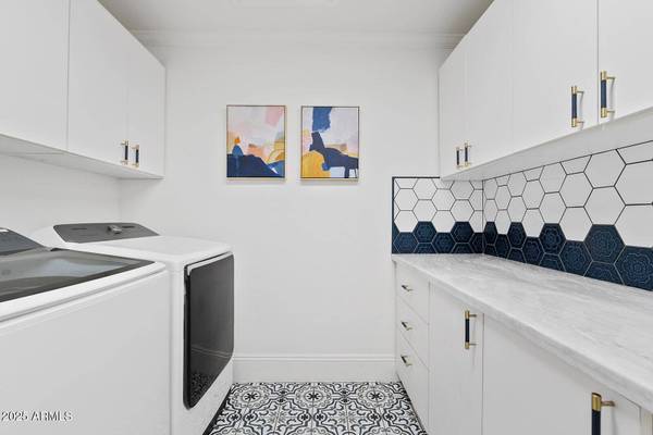 824 N YORK Circle, Mesa, AZ 85213