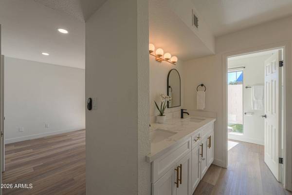 2011 W NOPAL Avenue, Mesa, AZ 85202