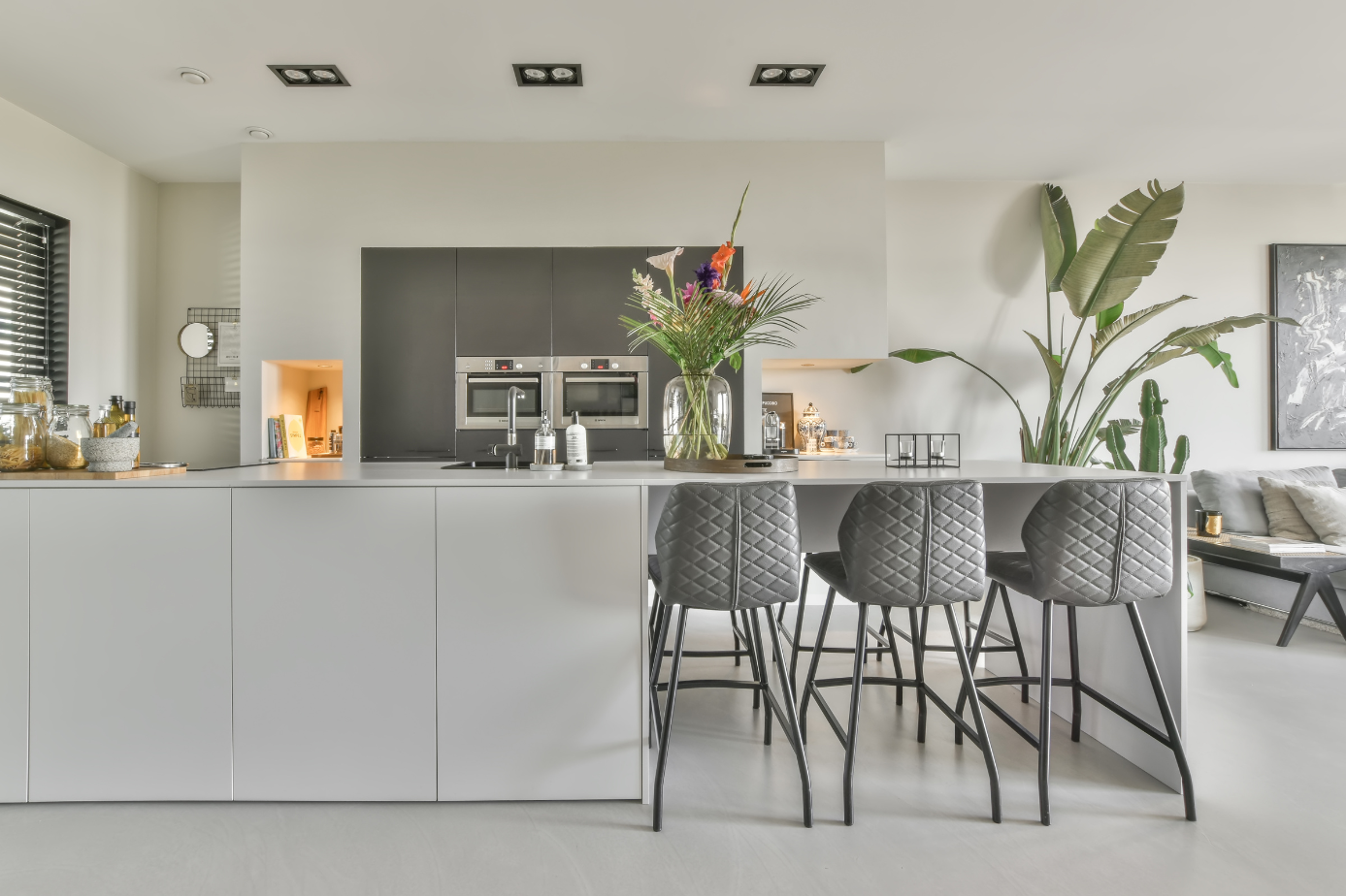 Should You Buy or Sell First? A Homeowner’s Dilemma