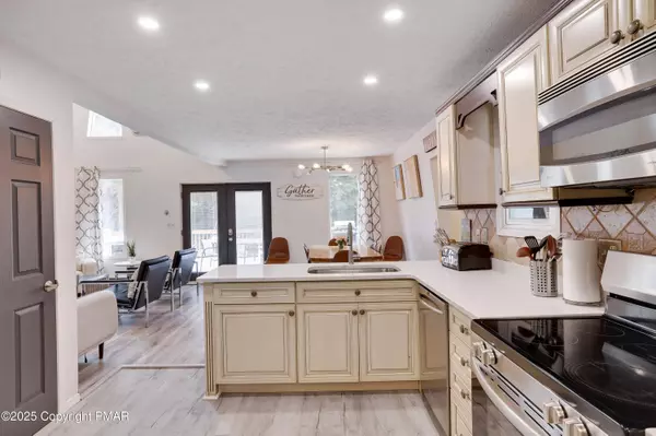 164 Iroquois TRL, Long Pond, PA 18334