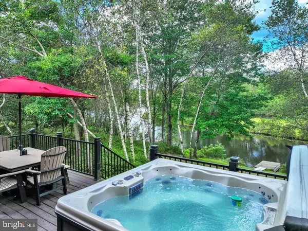 255 CEDAR DR, Long Pond, PA 18334