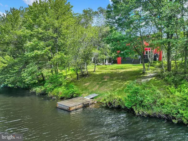 255 CEDAR DR, Long Pond, PA 18334