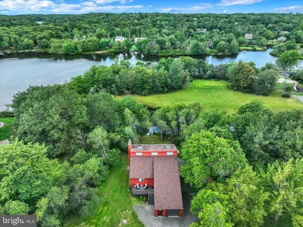 255 CEDAR DR, Long Pond, PA 18334