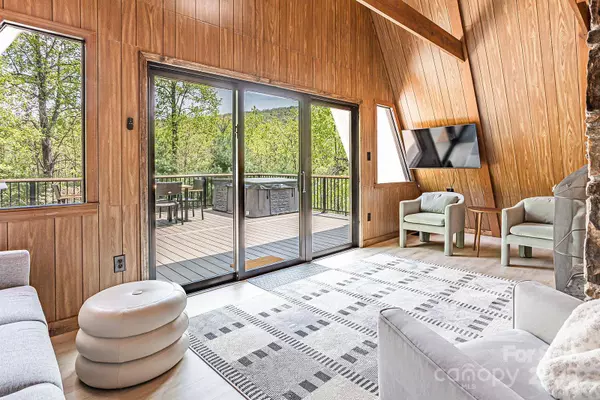 826 Shumont RD, Black Mountain, NC 28711