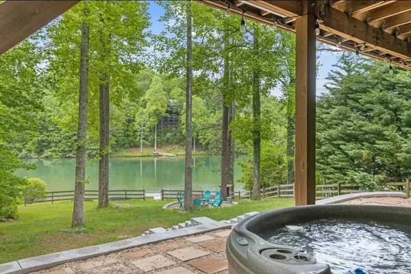 37 Poplar DR, Rosman, NC 28772