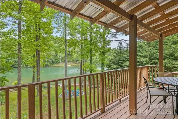 37 Poplar DR, Rosman, NC 28772