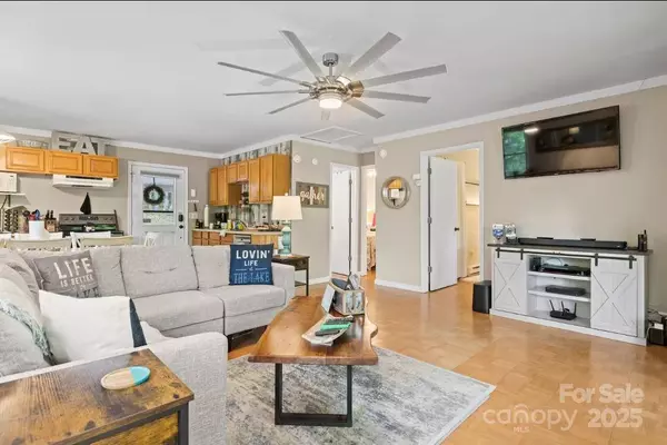 37 Poplar DR, Rosman, NC 28772