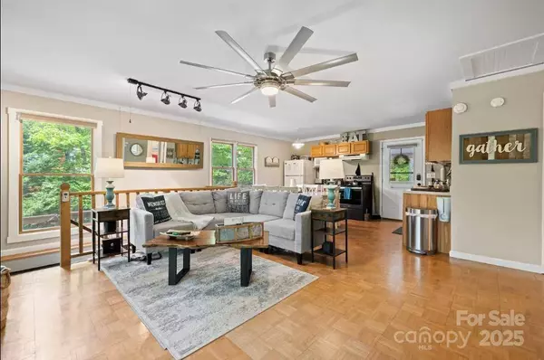 37 Poplar DR, Rosman, NC 28772