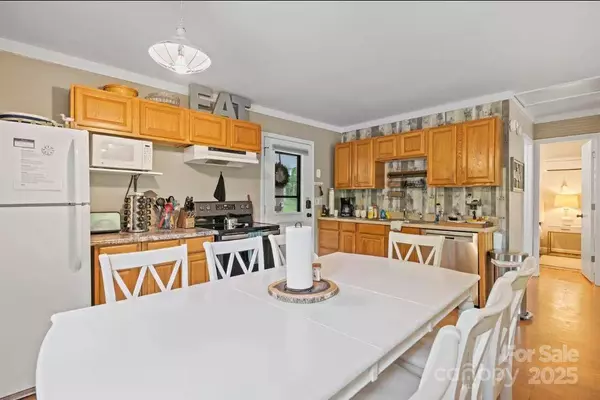 37 Poplar DR, Rosman, NC 28772