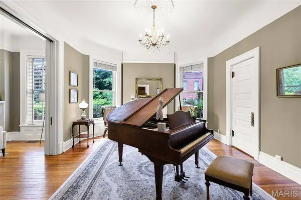 1833 S 8th, St Louis, MO 63104