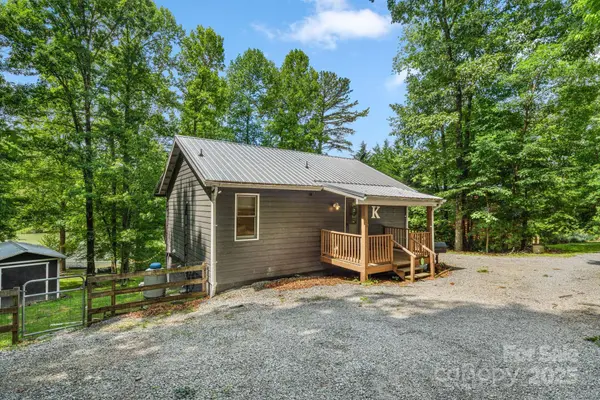 37 Poplar DR, Rosman, NC 28772
