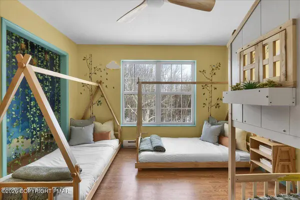 294 Stillwater DR, Pocono Summit, PA 18346