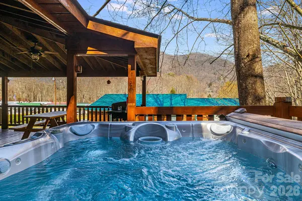 233 Rocky Top RD, Maggie Valley, NC 28751