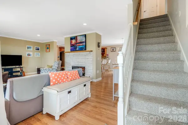 17 Moss Pink PL, Asheville, NC 28806