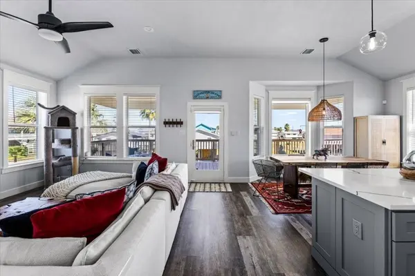 4102 Grayson DR, Galveston, TX 77554