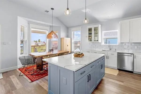 4102 Grayson DR, Galveston, TX 77554