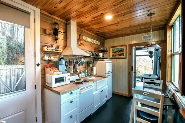 3806 Highlands Highway, Walhalla, SC 29691