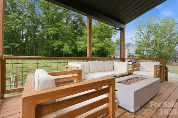 27 Ben Lippen RD, Asheville, NC 28806