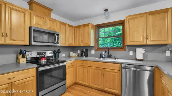 1727 Clover RD, Long Pond, PA 18334