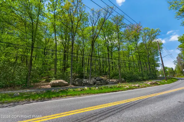 S Lake DR, Lake Harmony, PA 18624