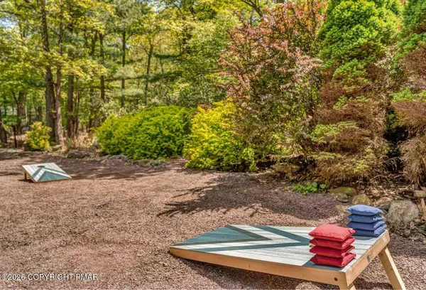 59 Red Oak RD, Lake Harmony, PA 18624